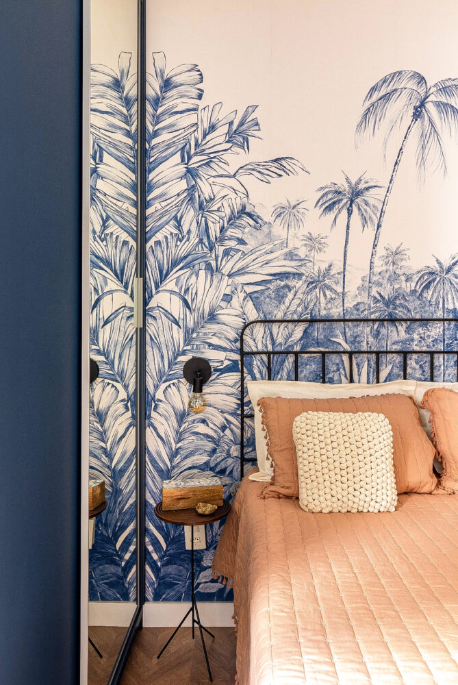 Apartamento Moderno 1 Papel de parede da Branco Casa, com predomínio da cor azul formando um painel, transbordando estilo, personalidade e pertencimento.