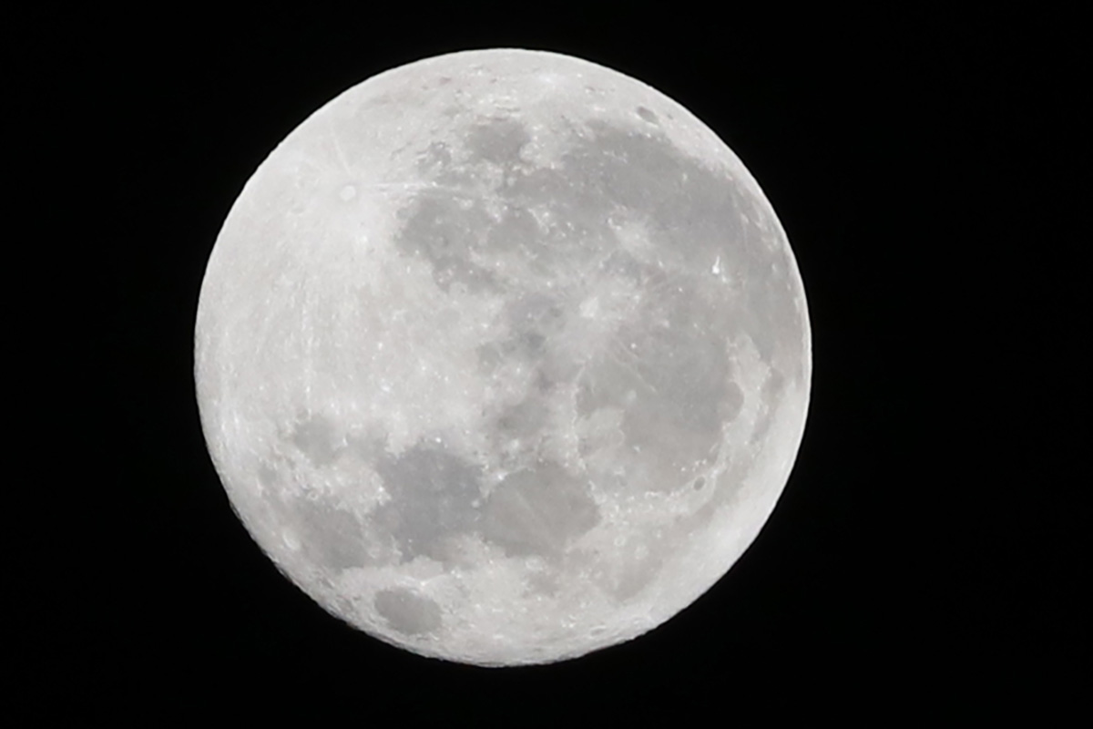 Confira o calendário astronômico de 2025, que prevê chuvas de meteoros e eclipses 1 superlua azul