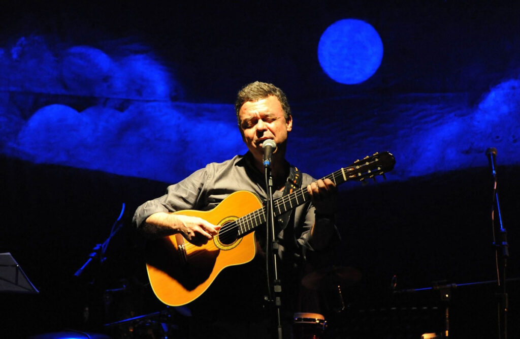 Luizinho Lopes lança seu primeiro livro inspirado em "Til" e faz show no Palco Central 3 LuizinhoLopes HumbertoNicoline