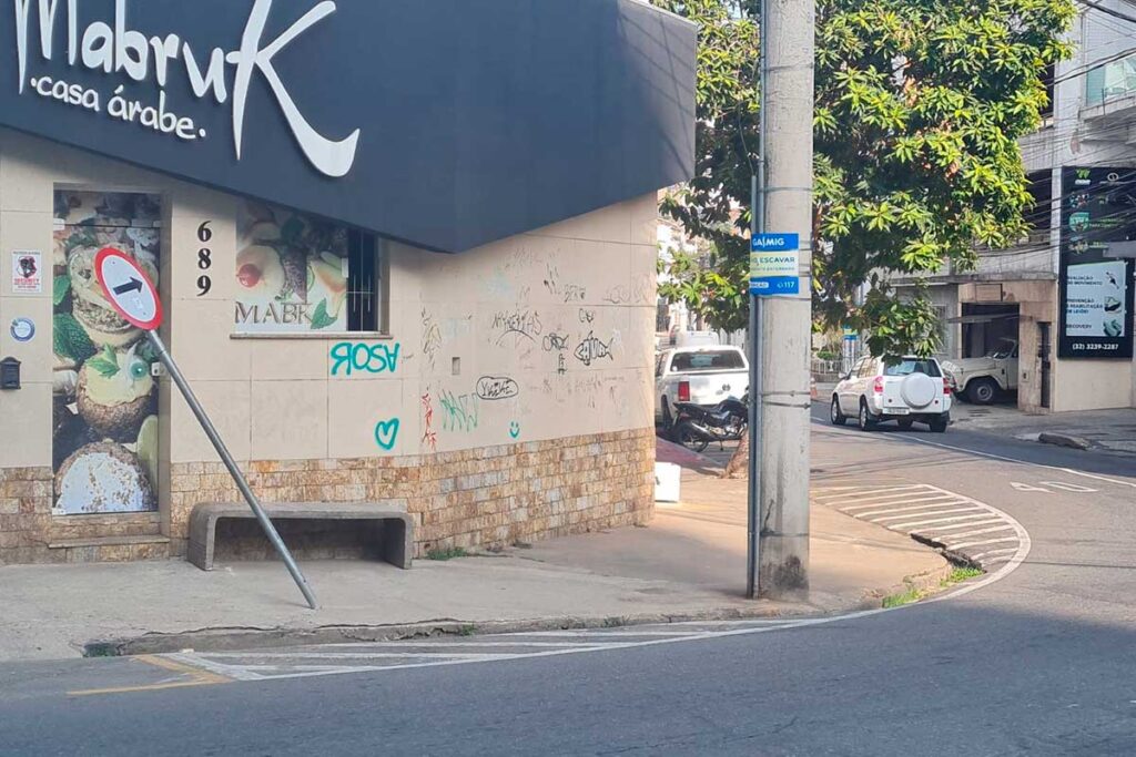 Placa derrubada cria riscos para o trânsito no São Mateus 2 Placa derrubada cria riscos