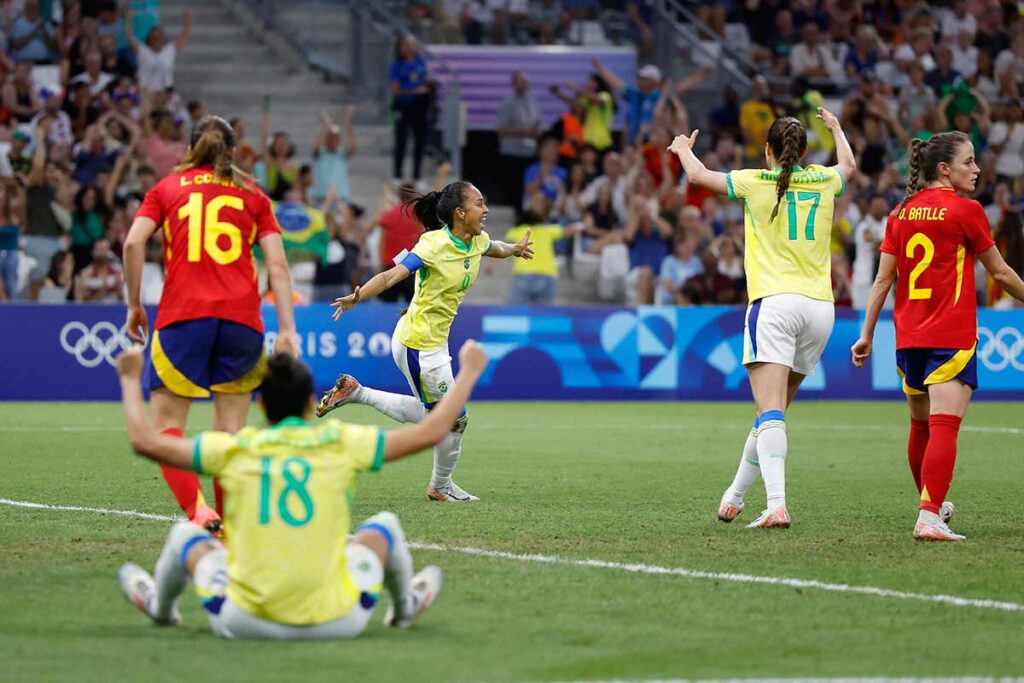 Brasil derrota Espanha e garante lugar na final do futebol feminino 3 partida do futebol feminino entre Brasil e Espanha nas Olimpíadas