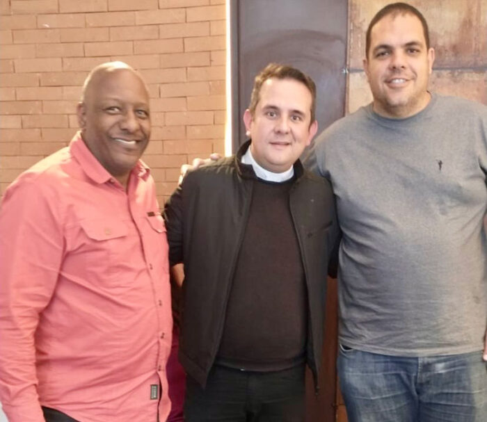 Coluna Cesar Romero – 14 de agosto de 2024 2 Sergio Felix e padre Pierre 130824 enviada pelo CR