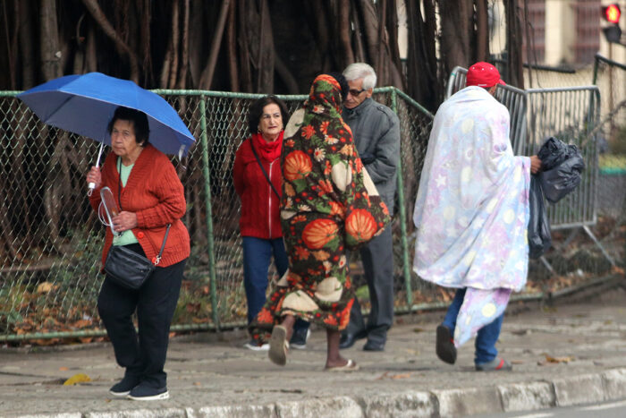 Chuva e frio marcam início da semana em Juiz de Fora; confira a previsão para os próximos dias 3 TEMPO FRIO MORADOR DE RUA 1200X800 FELIPE COURI 3