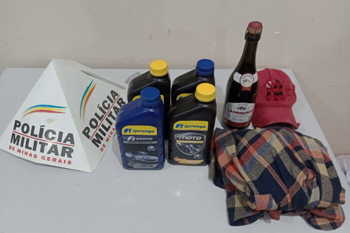 Homem tenta roubar supermercado, agride funcionários e é preso 1 Homem tenta roubar supermercado, agride funcionários e é preso