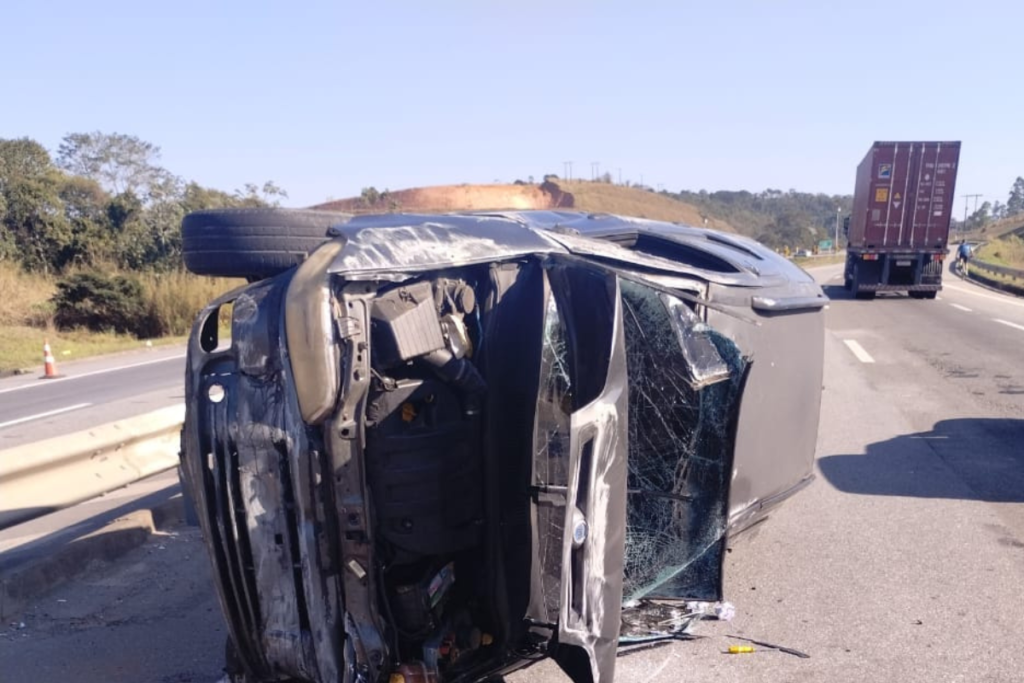 Carro capota na BR-040 e motorista fica ferido 1 capotamento na br-040