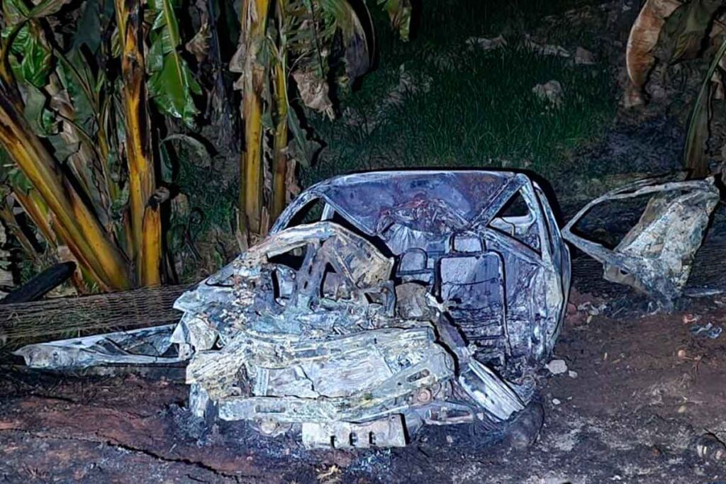 Corpos são carbonizados após acidente em Mercês 1 acidente merces MGC 265 pmr 2 dest