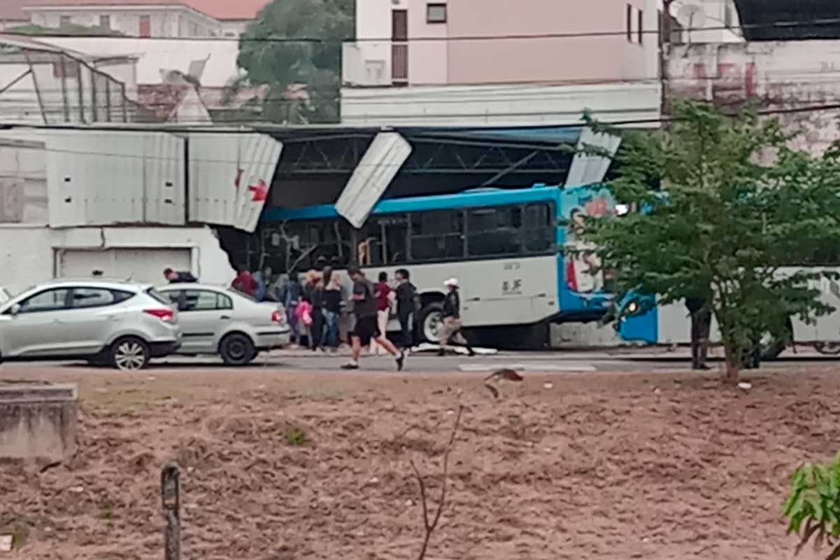 acidente-ônibus-muro-partido-alto-dom-pedro-redes-sociais acidente-ônibus-muro-partido-alto-dom-pedro-redes-sociais