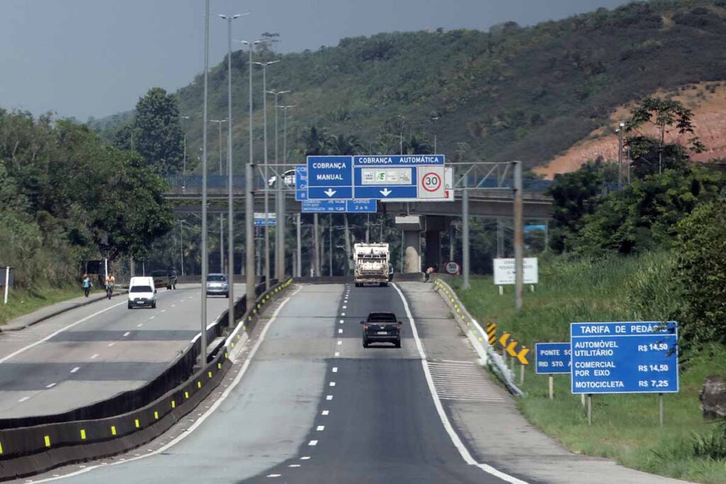 Tombamento de carreta provoca interdição parcial na BR-040 nesta segunda-feira 1 br 040 pedagio petropolis duque de caxias foto leonardo costa