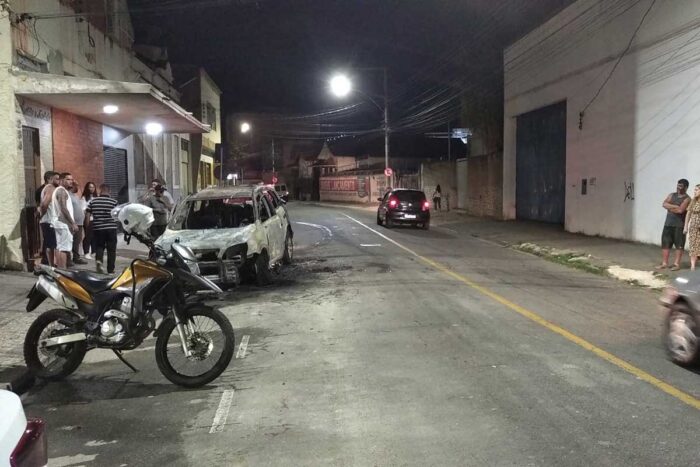 Veículo pega fogo na Avenida Sete de Setembro 1 carrofogo7setembro