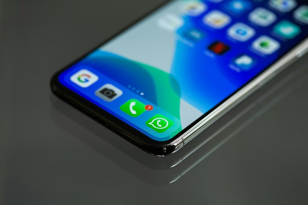 WhatsApp pode ser multado em R$ 200 mil ao dia; saiba por quê 1 celular whatsapp pexels