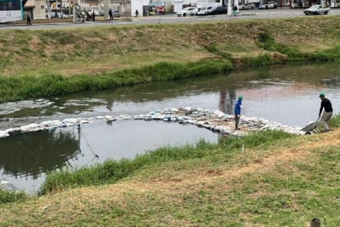 Cesama faz barragem como parte de trabalho do despoluição do Rio Paraibuna 1 paraibuna cesama