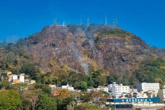 Incêndios e fumaça afetam saúde e causam riscos à população de Juiz de Fora 2 foco incendio mata morro do cristo foto leonardo costa