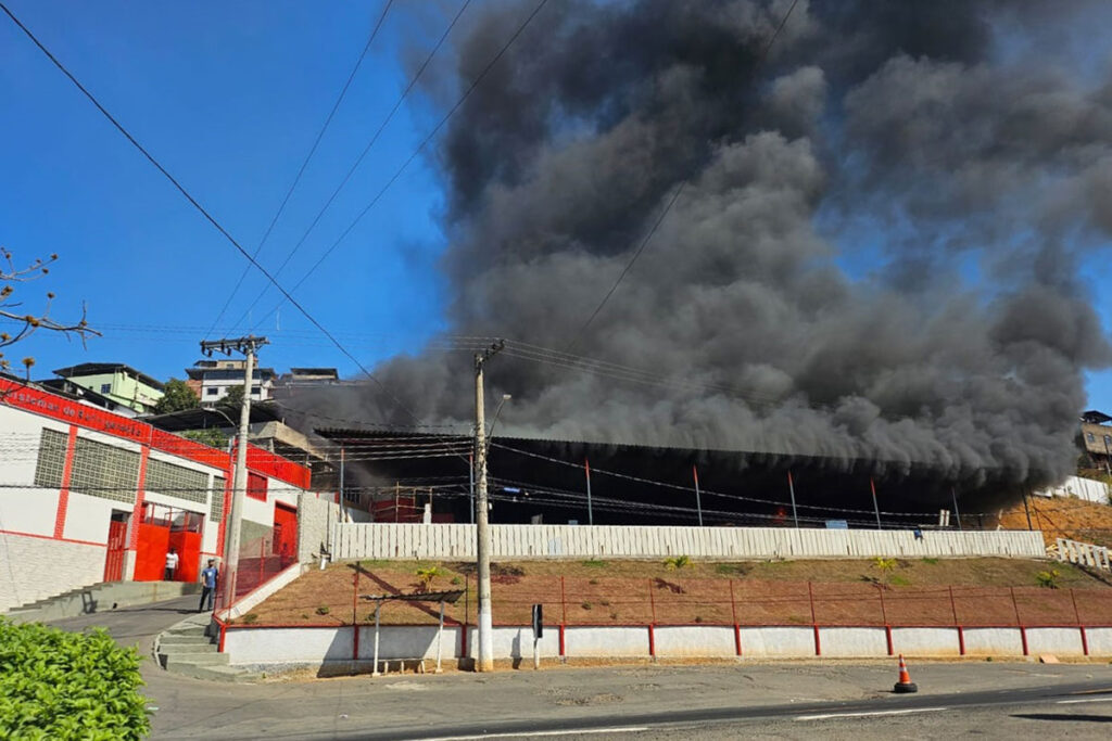 Incêndio atinge galpão com material de refrigeração e causa prejuízo de R$ 150 mil 1 fogovilaideal01