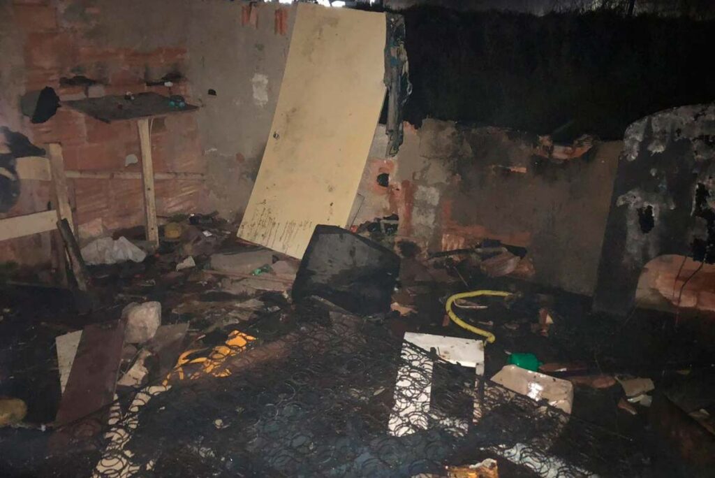 Vela causa incêndio em residência no Jardim Esperança 2 incendio jardim esperanca vela bombeiros