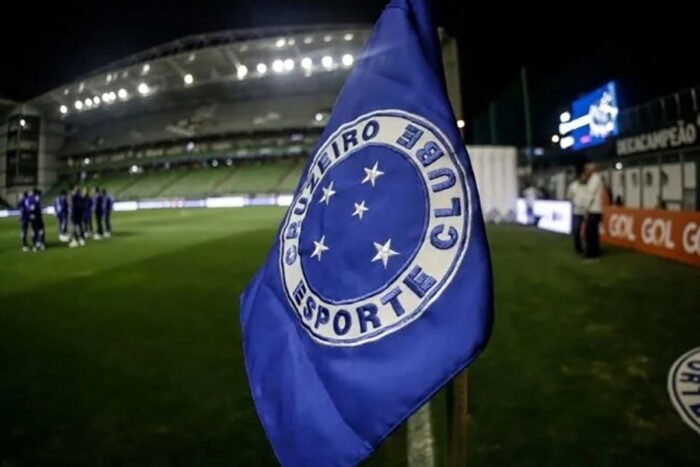 Cruzeiro é processado por ex-massagista, e juizado considera ação improcedente; entenda 1 massagista bandeira cruzeiro foto cruzeiro