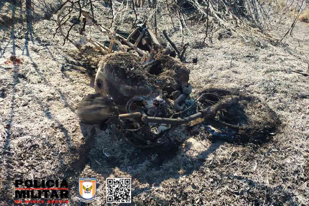 Ossada e motocicleta roubada são encontradas carbonizadas 1 ossada e motocicleta carbonizadas pmr