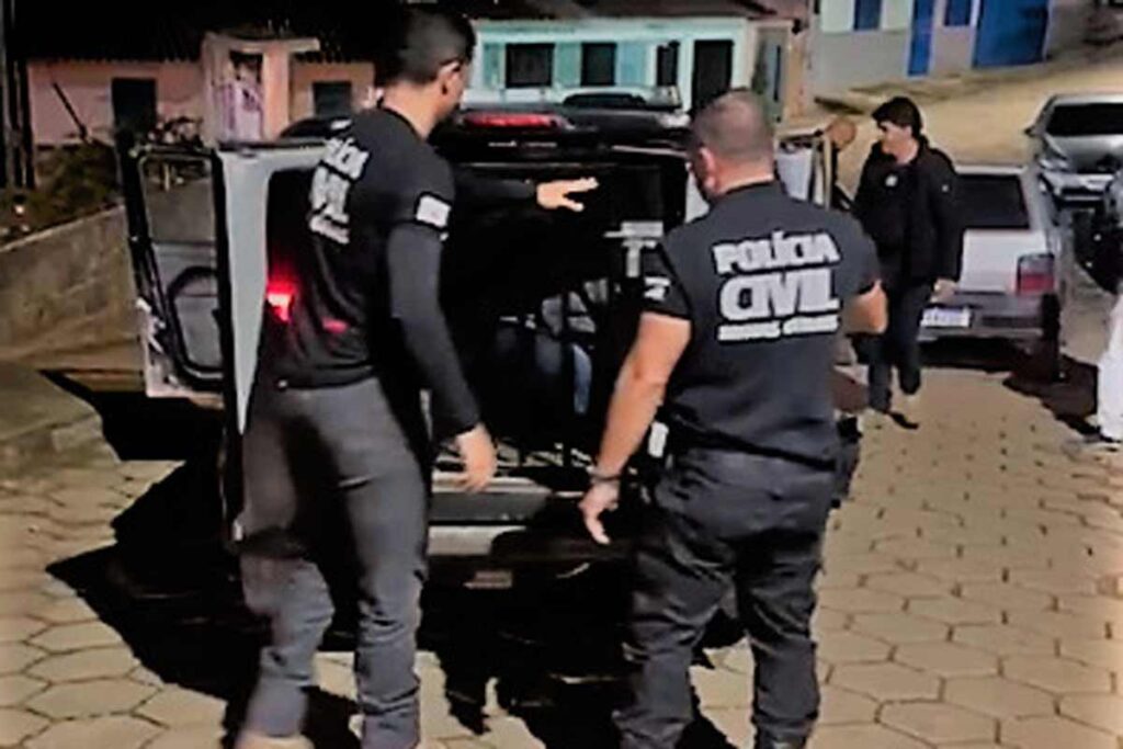 Homem tenta matar jovem por suposto furto de pássaro e é preso 1 pássaro