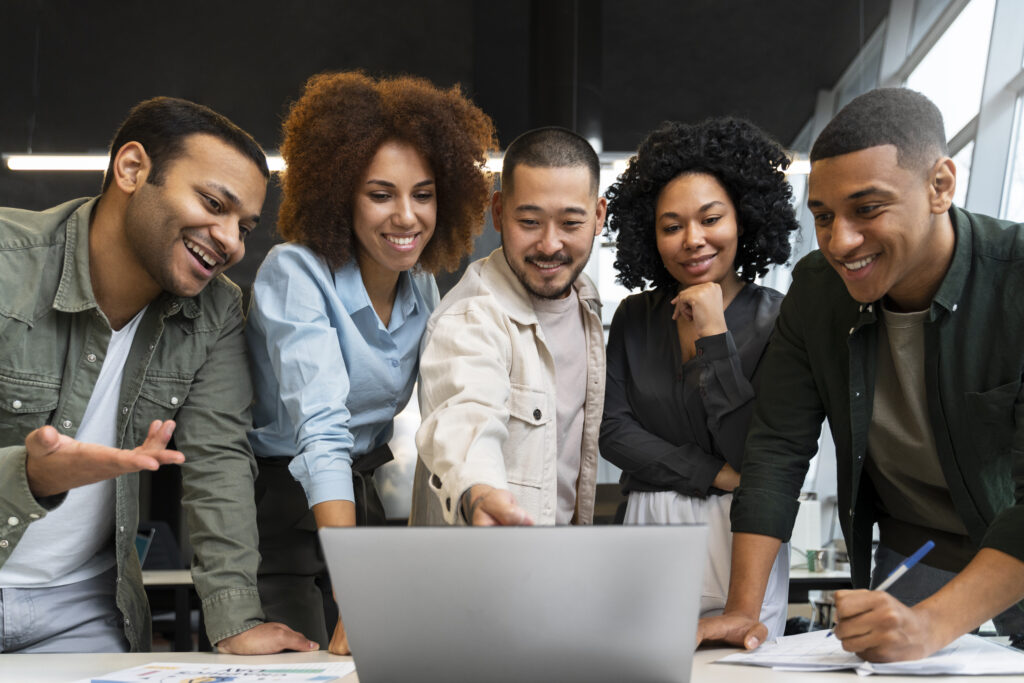 Lições de trabalho em equipe das Olimpíadas para impulsionar sua carreira 2 people working marketing agency