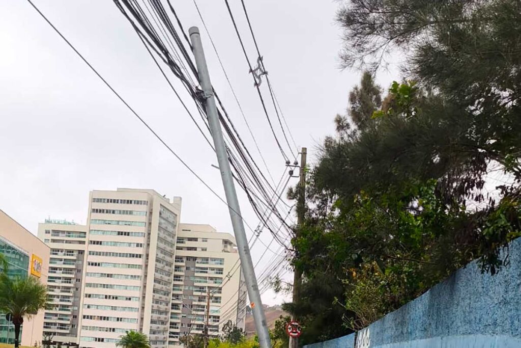 Poste tombado gera perigo nas proximidades do Independência Shopping 2 poste VU 1