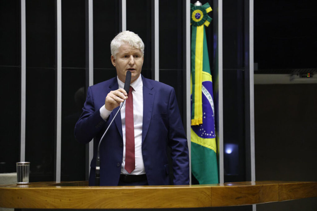 Prefeito e secretário municipal de Miraí são denunciados pelo Ministério Público 1 Prefeito e vice de Miraí são condenados por contratações irregulares e demissões retaliatórias
