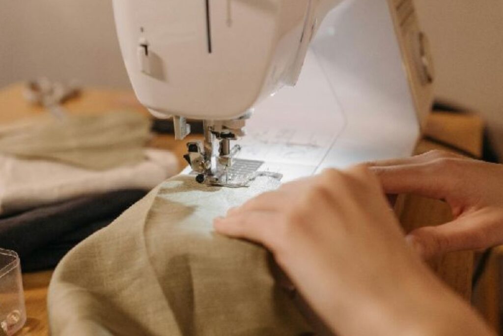 Abertas as inscrições para curso de qualificação profissional de costureiro industrial do vestuário 1 curso costureiro inscrições