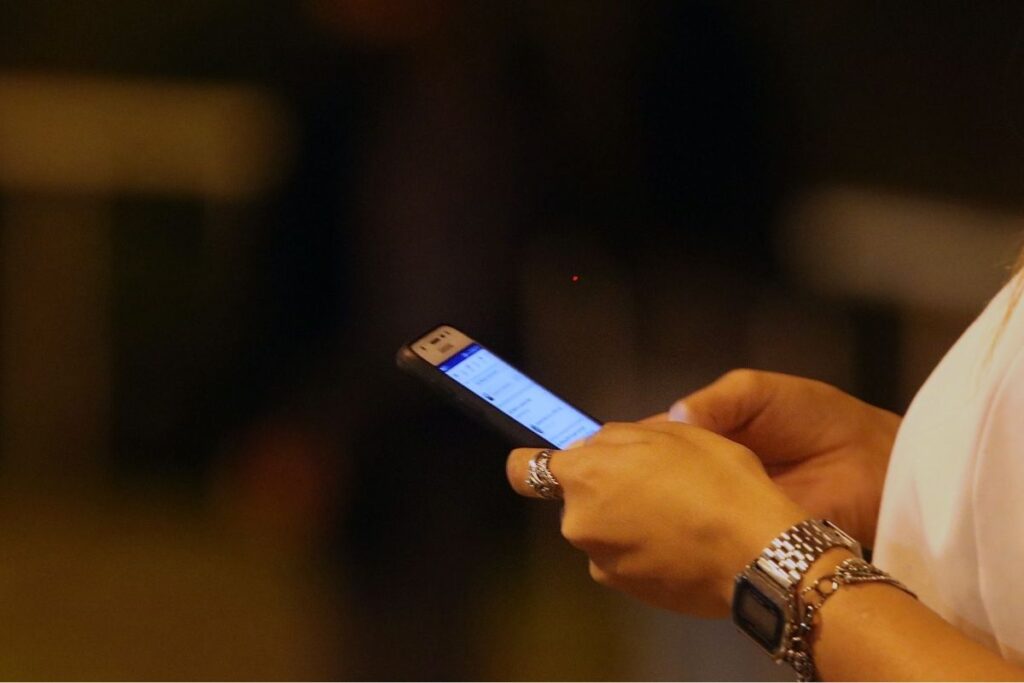 uso celular Felipe Couri