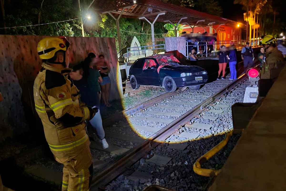 Colisão de carro que atravessava linha férrea com trem deixa vítima fatal 2 Colisão de carro que atravessava linha férrea com trem deixa vítima fatal