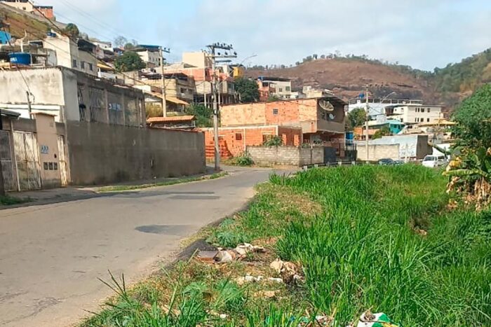 Ausência de calçada gera risco a moradores do Jardim dos Alfineiros 1 vu 06/08 falta de calçada