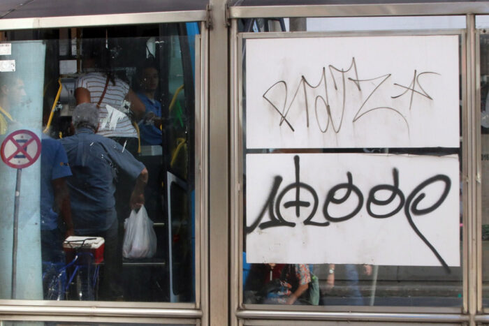 Ponto de ônibus é vandalizado na Av. Rio Branco 1 ponto de ônibus