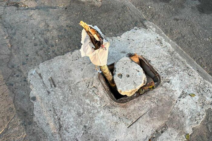 Bueiro com tampa quebrada gera riscos na Rua Agassis 1 bueiro com tampa quebrada