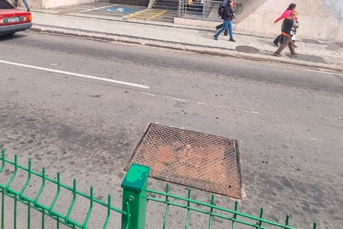 Tampa de bueiro solta na Av. Rio Branco é ameaça para motoristas 1 tampa de bueiro solta na avenida rio branco
