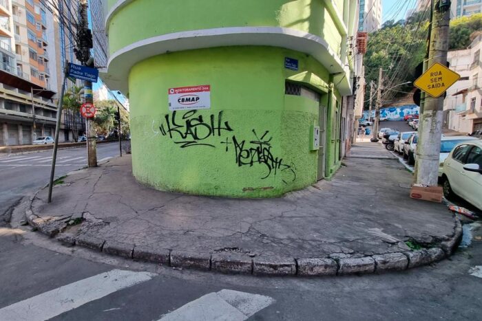 Calçada não oferece acessibilidade na Av. Itamar Franco 1 calçada rua padre tiago