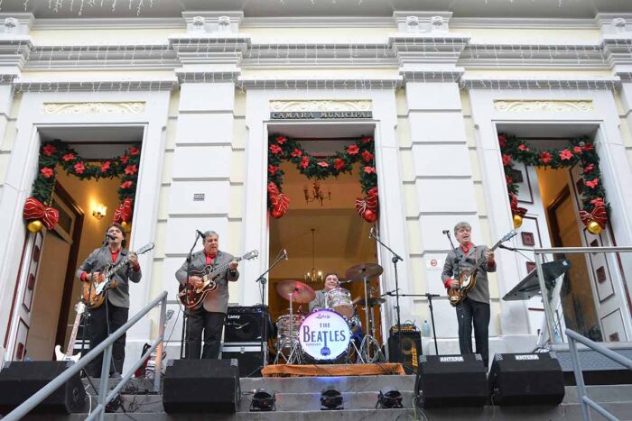 Show de Natal do Beatles Forever e ação solidária levam doações a lares de idosos; saiba como ajudar 1 Beatles forever campanha de natal