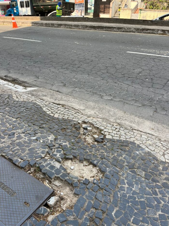 Calçada danificada prejudica pedestres na Avenida Itamar Franco 1 Calcada danificada prejudica pedestres