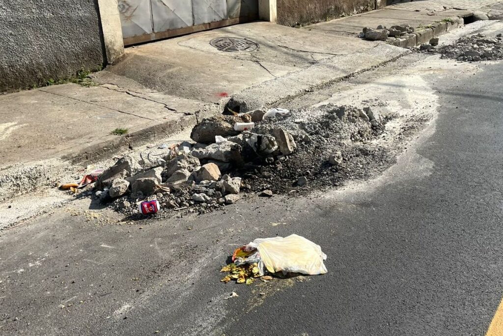 Descarte irregular de entulho atrapalha trânsito no Bairro Cascatinha 2 Descarte irregular de entulho VU 1