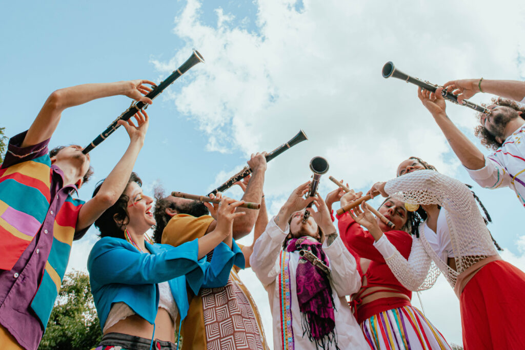 O sol na cabeça dos integrantes da banda nômade Čao Laru 3 Banda Čao Laru