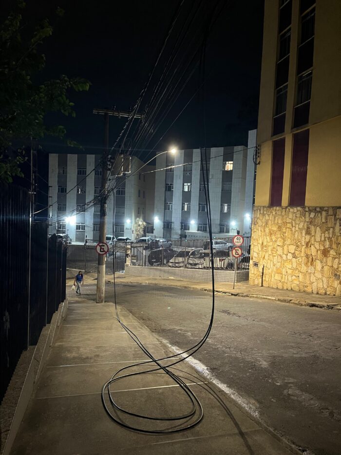 Fiação solta representa riscos na Zona Sul 1 Fiacao Solta representa riscos na Zona Sul