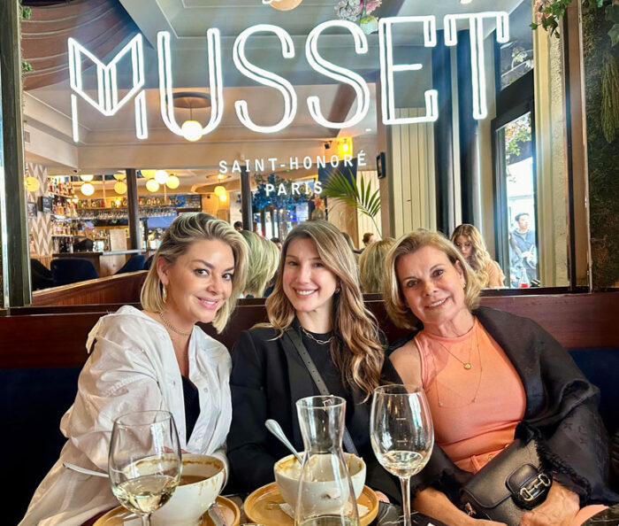 Coluna Cesar Romero – 24 de setembro de 2024 2 Larissa Lessa Thais de Landa e Vania de Landa 230924 Paris enviada pela Giglia