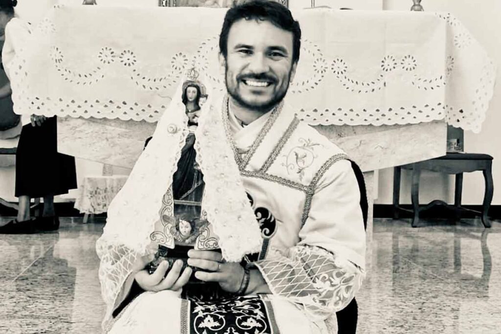 Padre de 29 anos morre após colisão com cavalo; saiba quem era Fabrício Rodrigues 1 Padre de 29 anos morre após colisão com cavalo; saiba quem era Fabrício Rodrigues