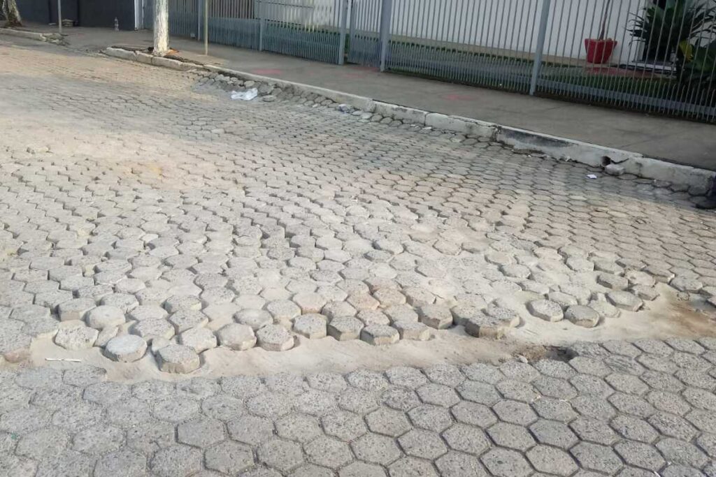 Calçamento danificado causa problemas no Bairro Quintas das Avenidas 2 Rua VU 1