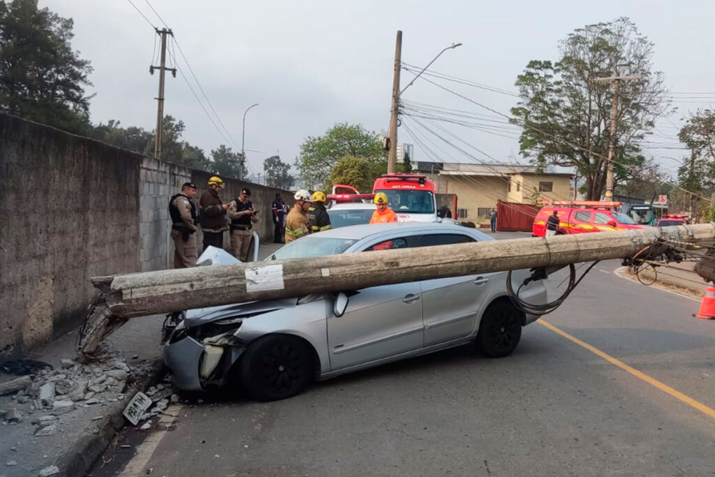 Motorista morre, após carro bater contra poste, no Bairro Industrial 1 acidentefatal