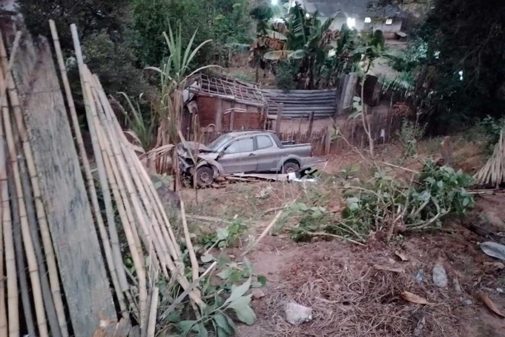 Após batida, carro invade quintal de casa no Bairro Floresta 1 acidentefloresta
