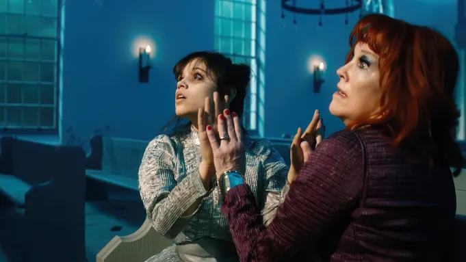 3 motivos para correr para a poltrona do cinema e assistir Beetlejuice Beetlejuice 11 beetlejuice jenna