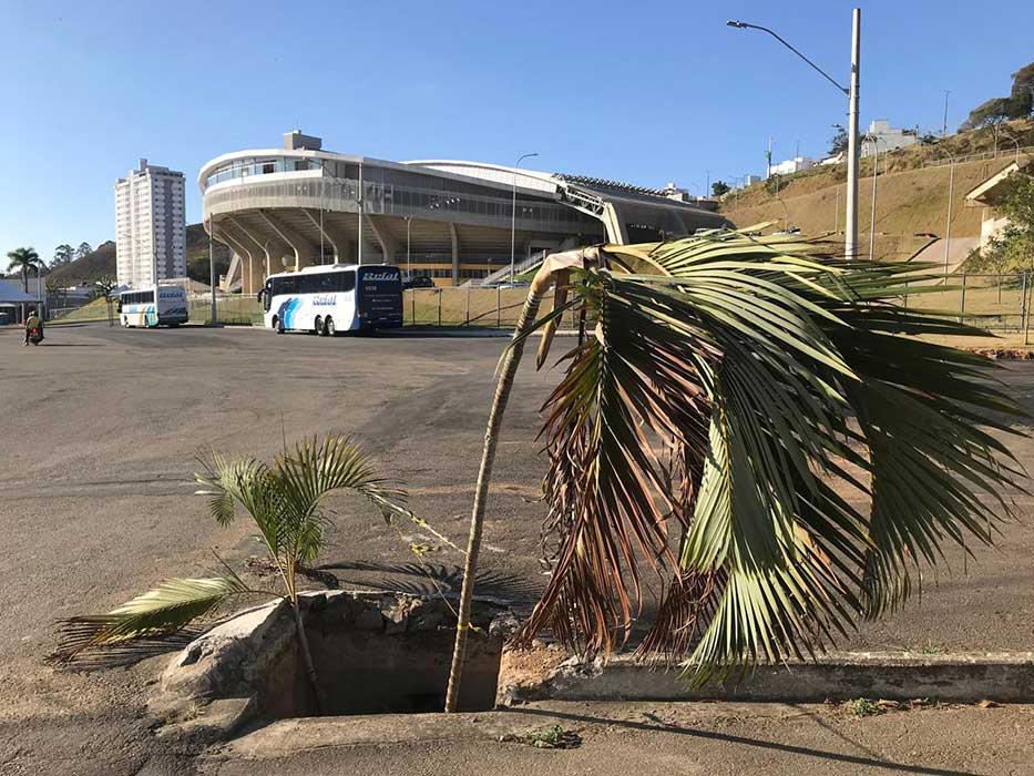 Buraco no estacionamento do Estádio Municipal preocupa frequentadores 1 bilheteriaburaco