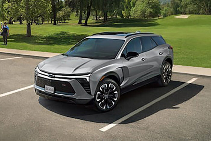 Chevrolet define o preço do Blazer elétrico; saiba qual é 1 blazer ev estacionada by divulgacao editada