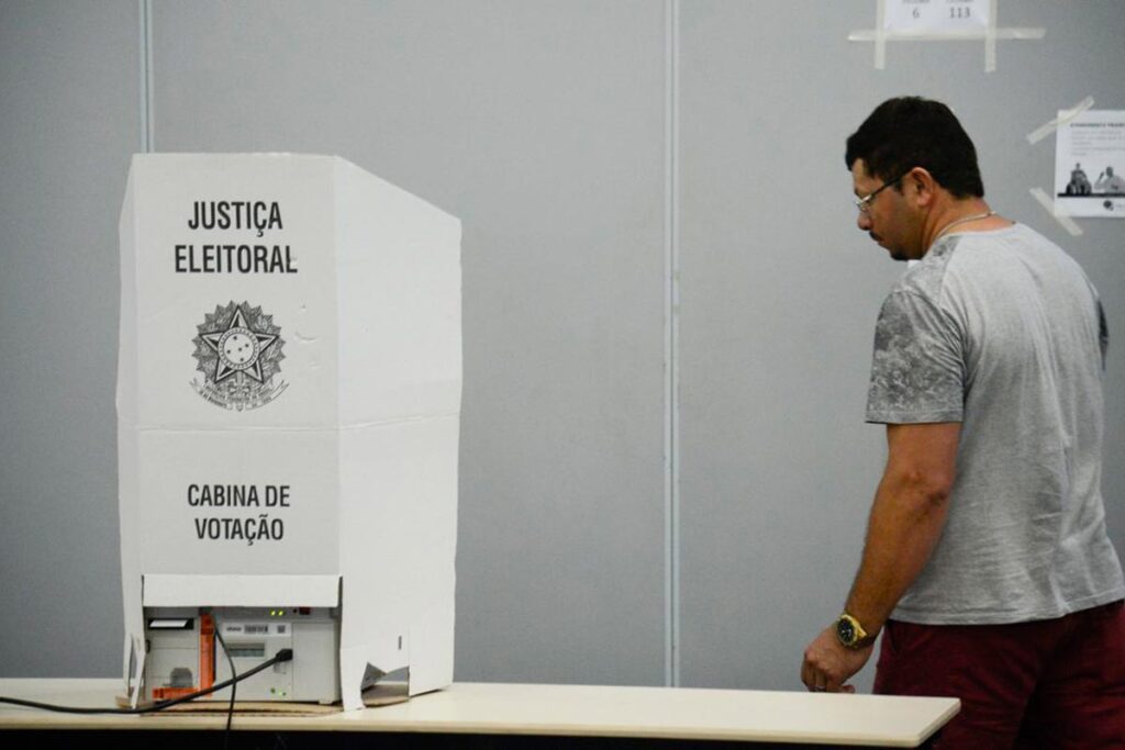 Consulta a locais de votação já está disponível; saiba como acessar 1 cabine de votacao eleicoes tomaz silva agencia brasil