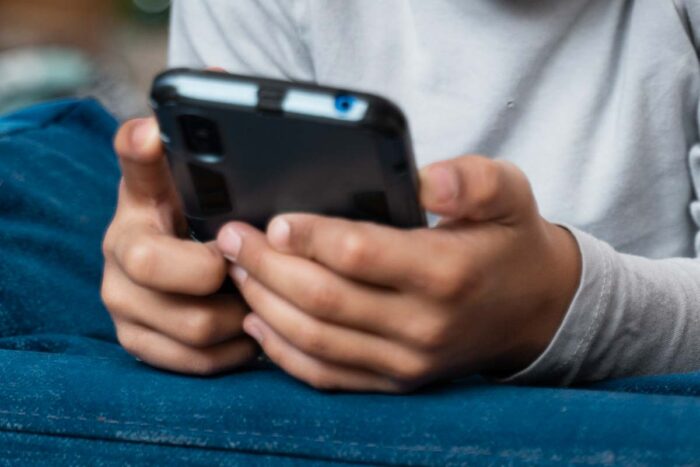 Qual é a idade mínima para o uso de redes sociais? Países debatem a questão 1 crianca celular internet freepik