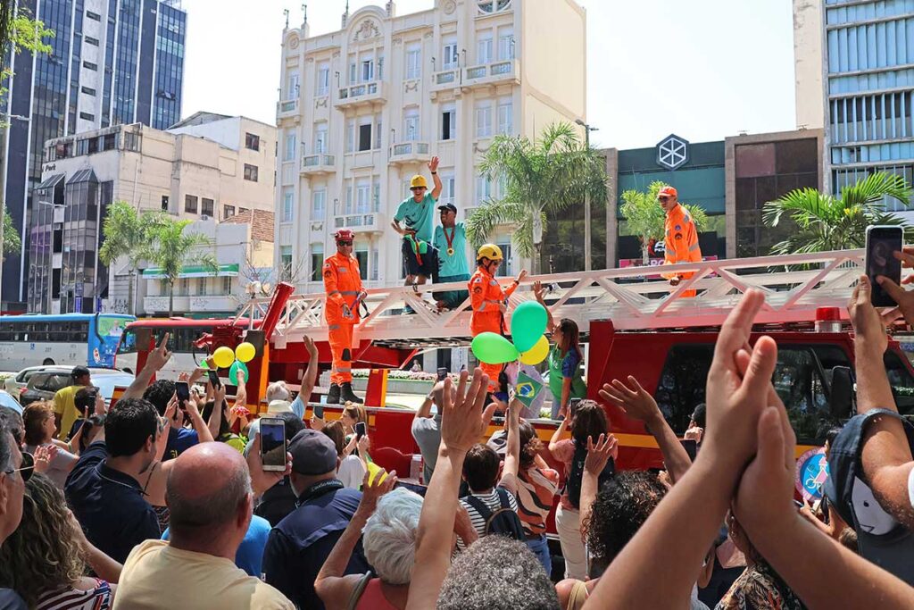 Gabrielzinho desfila por JF em carro aberto do Corpo de Bombeiros 1 gabrielzinho editada7