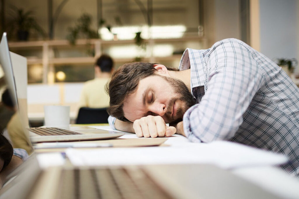 Vigilante é demitido por desligar disjuntores para dormir no trabalho 1 homem dormindo by pixabay