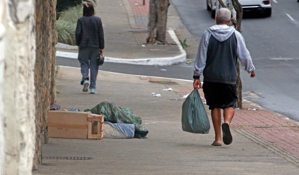 Voto e cidadania: crescimento da população em situação de rua intensifica desafios para a próxima gestão municipal 1 população em situação de rua rua